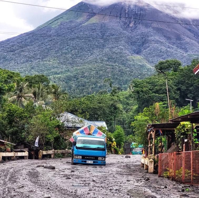 Mudflow renders road in La Castellana, Negros Occ impassable