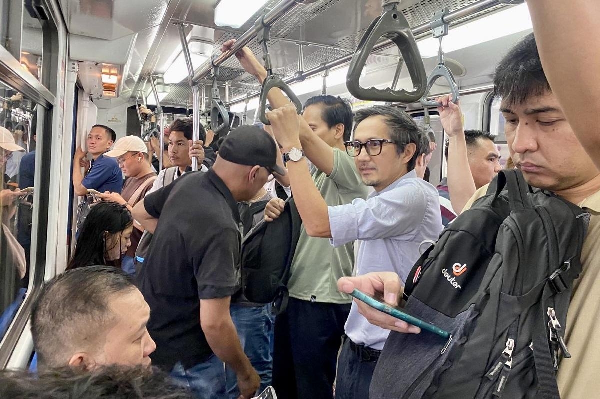 DOTR chief: Lining up at MRT stations down to minutes from an hour
