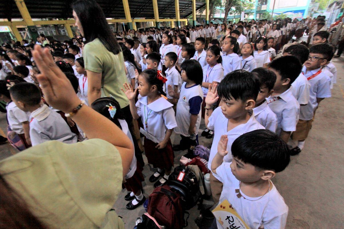 Filipino, English primary mode of instruction in Kindergarten to Grade 3 –DepEd