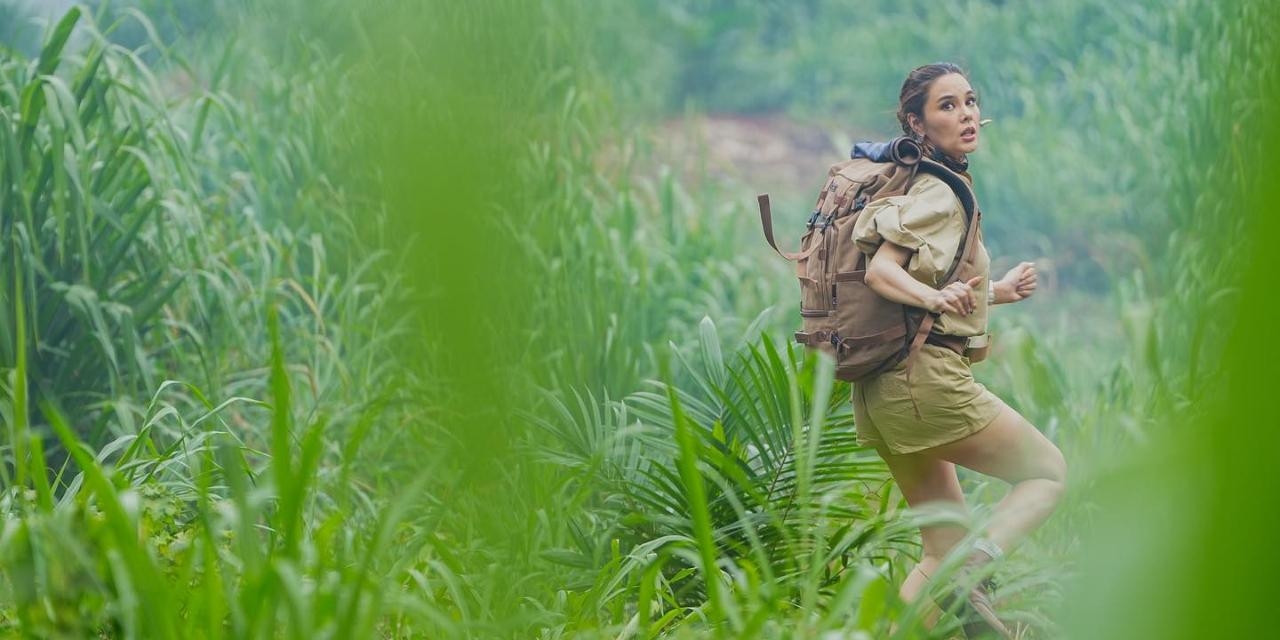 Catriona Gray runs from dinosaurs in 'Jurassic World: Rebirth' promotional clips