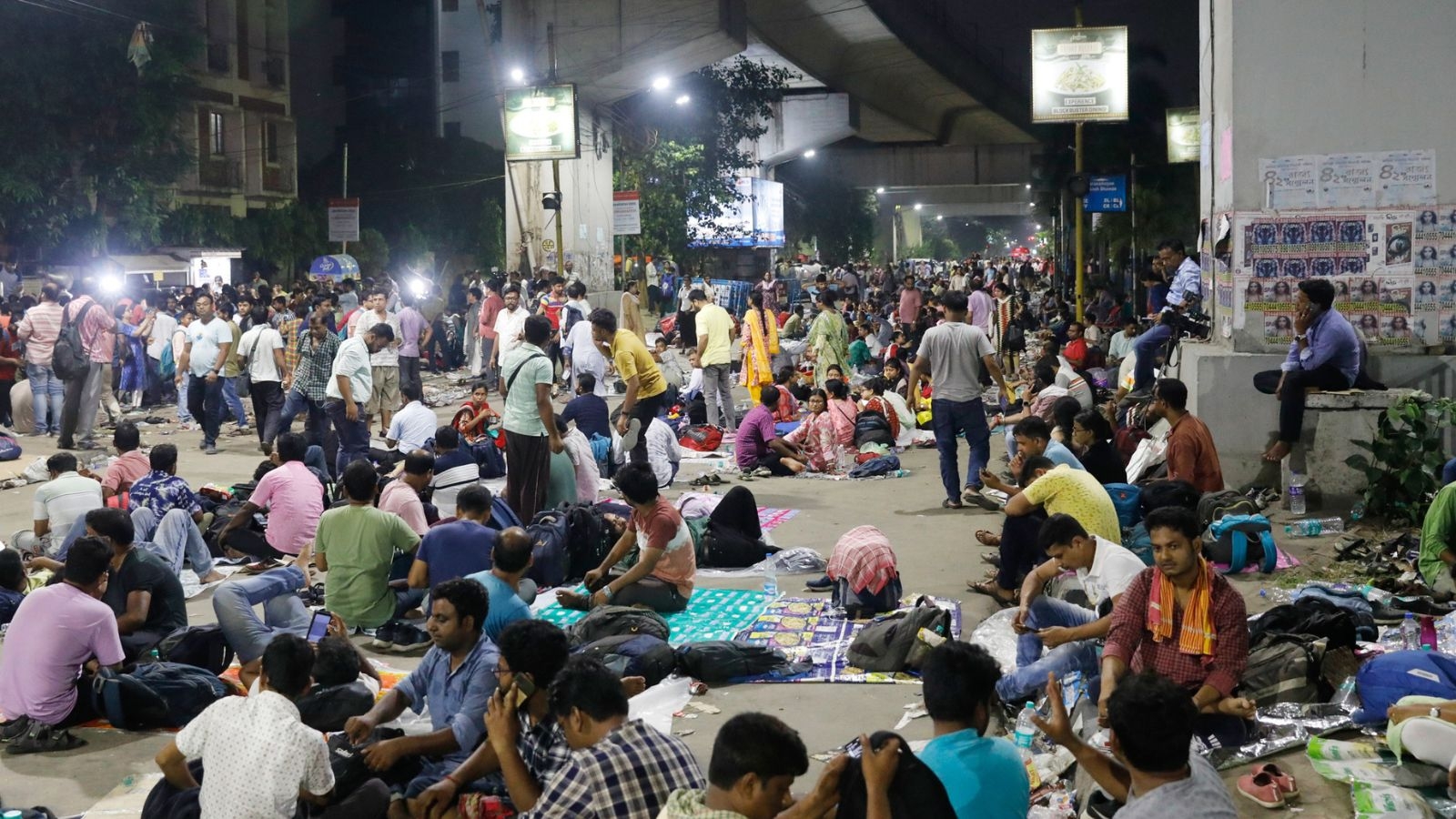 Stalemate outside SSC: No breakthrough in talks as Mamata & Bratya make appeal