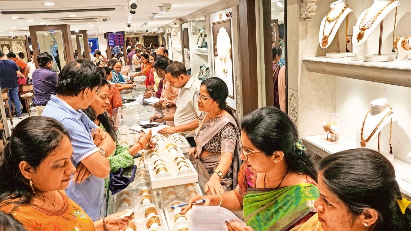 Gold sales shine on Akshaya Tritiya despite high prices