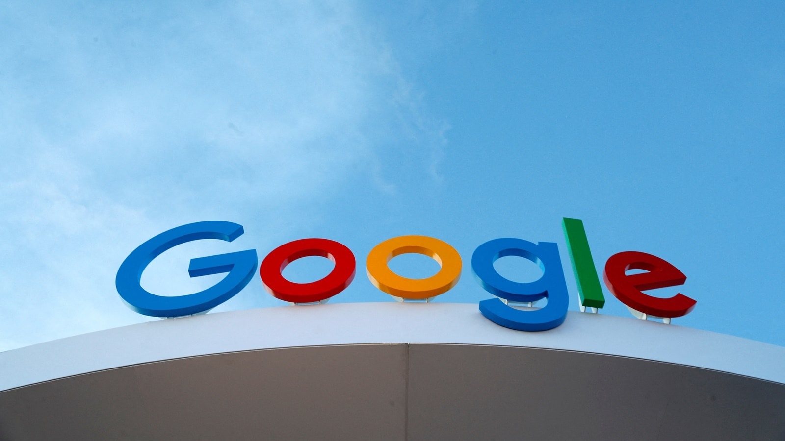 U.S. asks judge to break up Google
