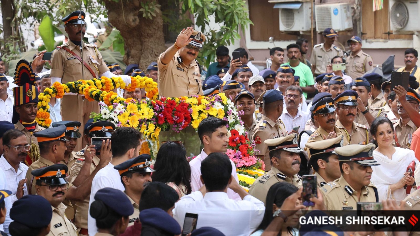 On Mumbai police chief Vivek Phansalkar last day, senior officers extend a farewell. Here's all about the pulling-out ceremony