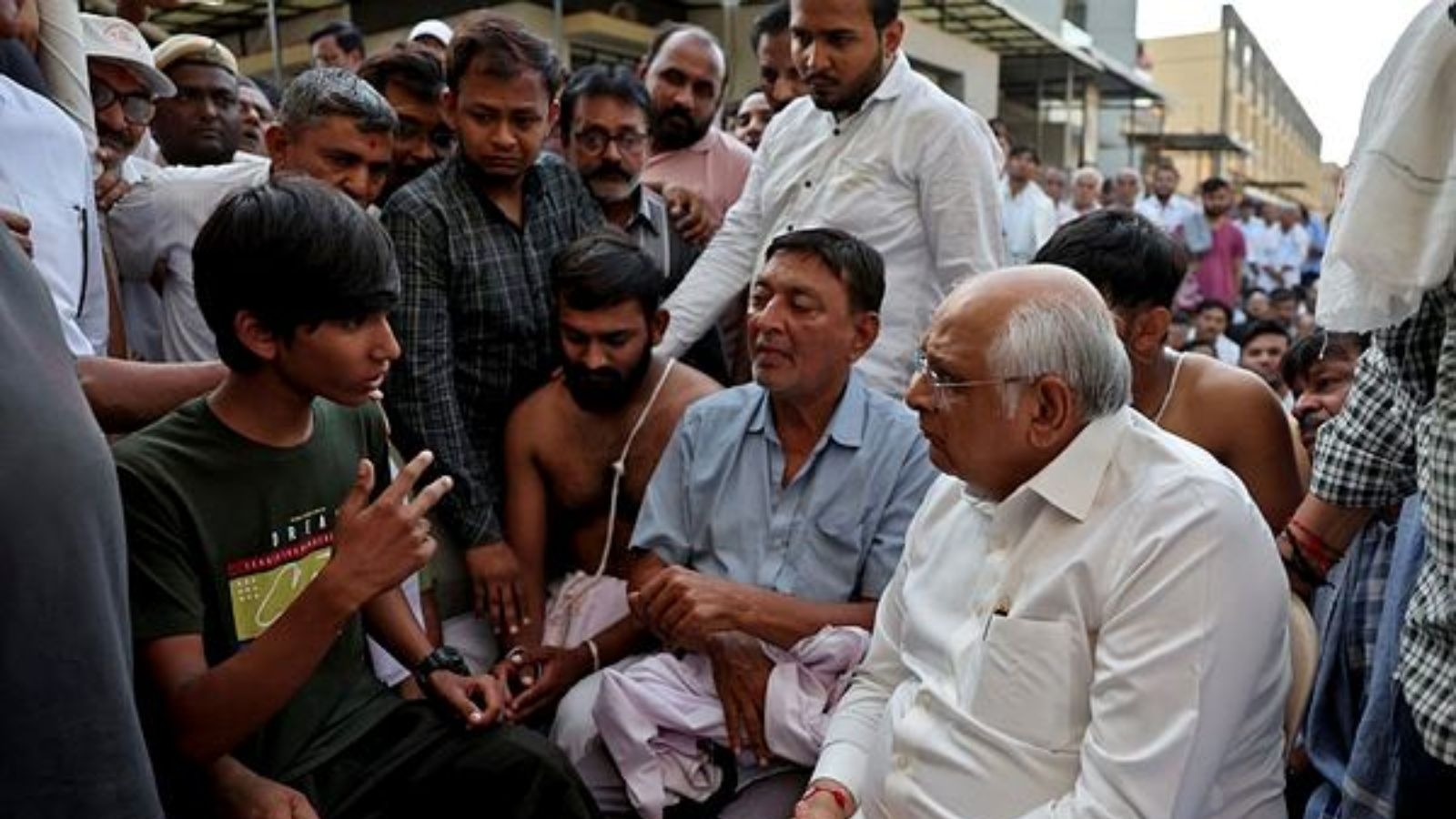 Last rites performed for father and son from Bhavnagar who died in the Pahalgam terror attack, Gujarat CM pays tribute