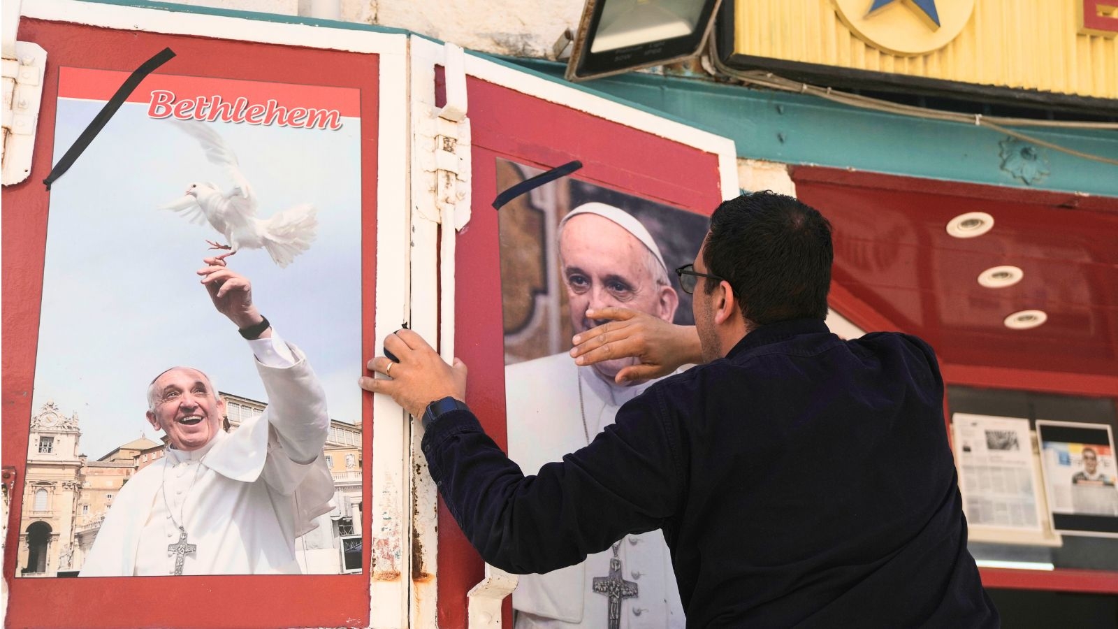 Why will Pope Francis be buried outside the Vatican?