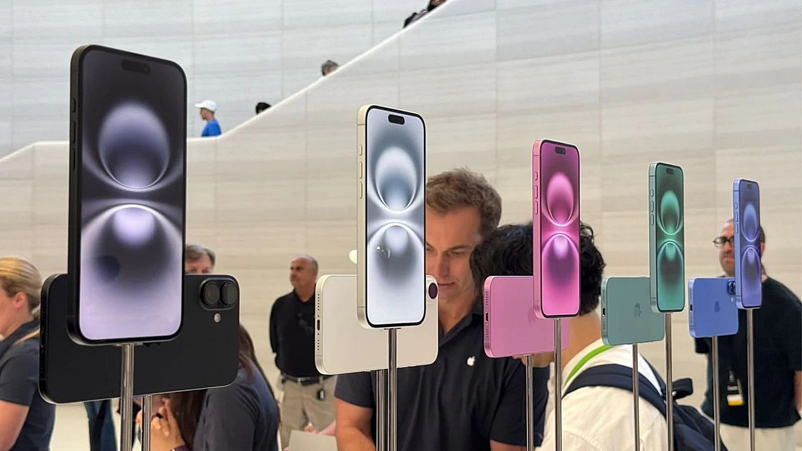 Chinese e-commerce sites offer discounts of up to $351 on Apple's latest iPhones