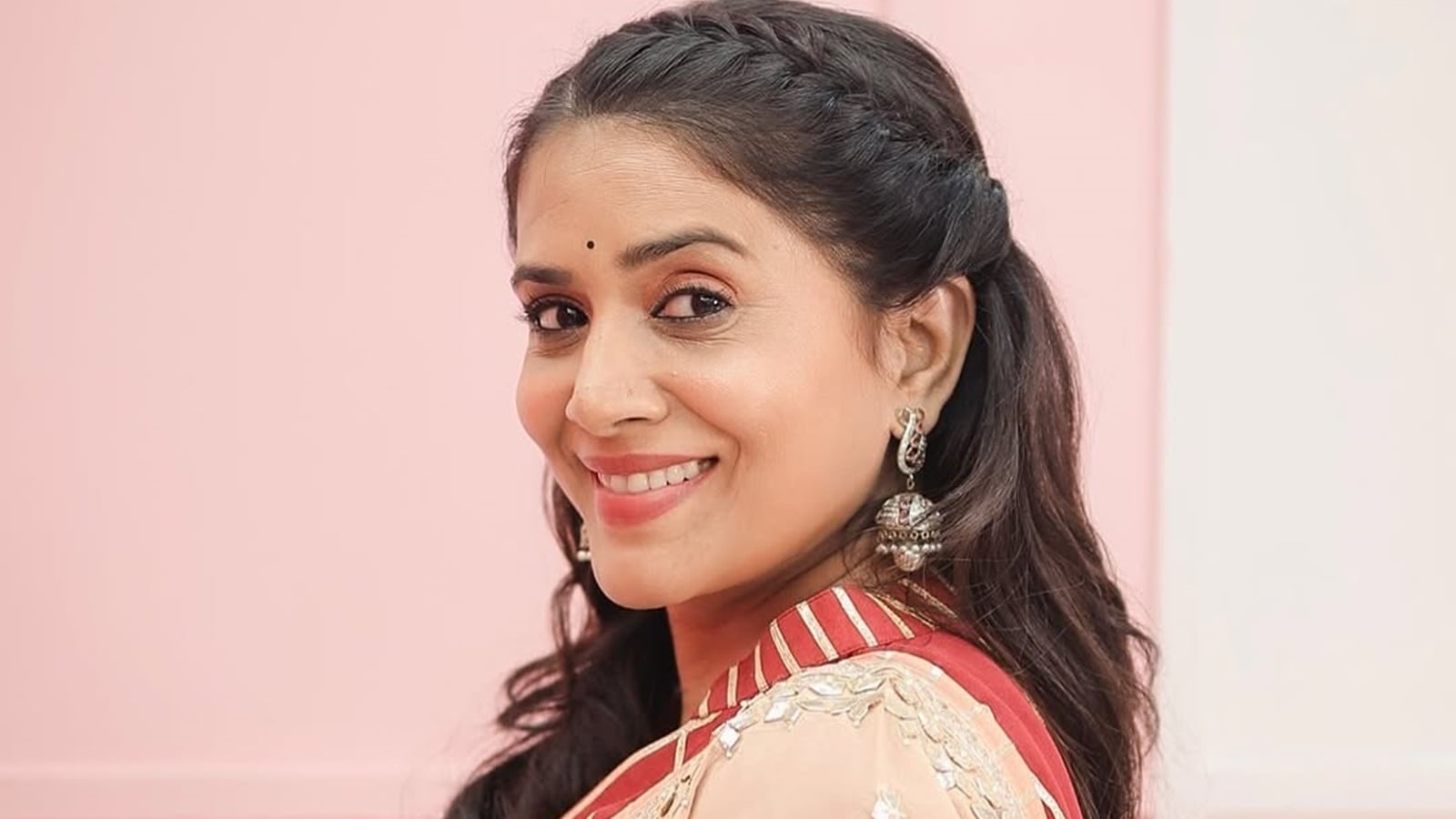 ‘It concerns me to see the chid-chid they do:' Sonali Kulkarni talks about her friends taking weight loss drugs and its unseen side-effects