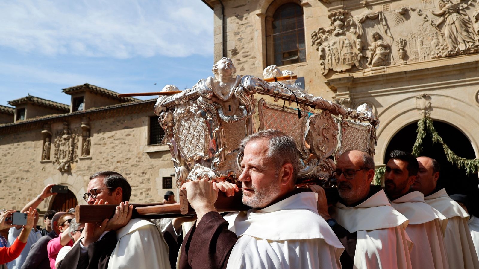 Nearly 1,00,000 flock to see Spanish saint's remains 440 years after her death