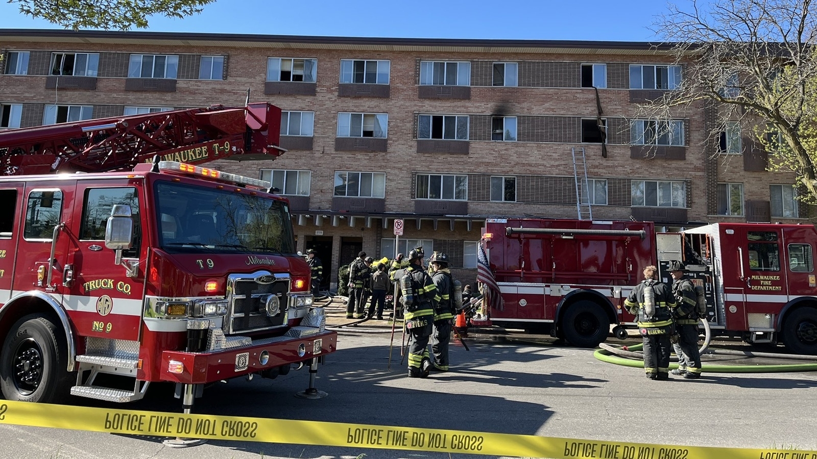 At least 4 killed, 200 displaced in US' Milwaukee apartment building fire