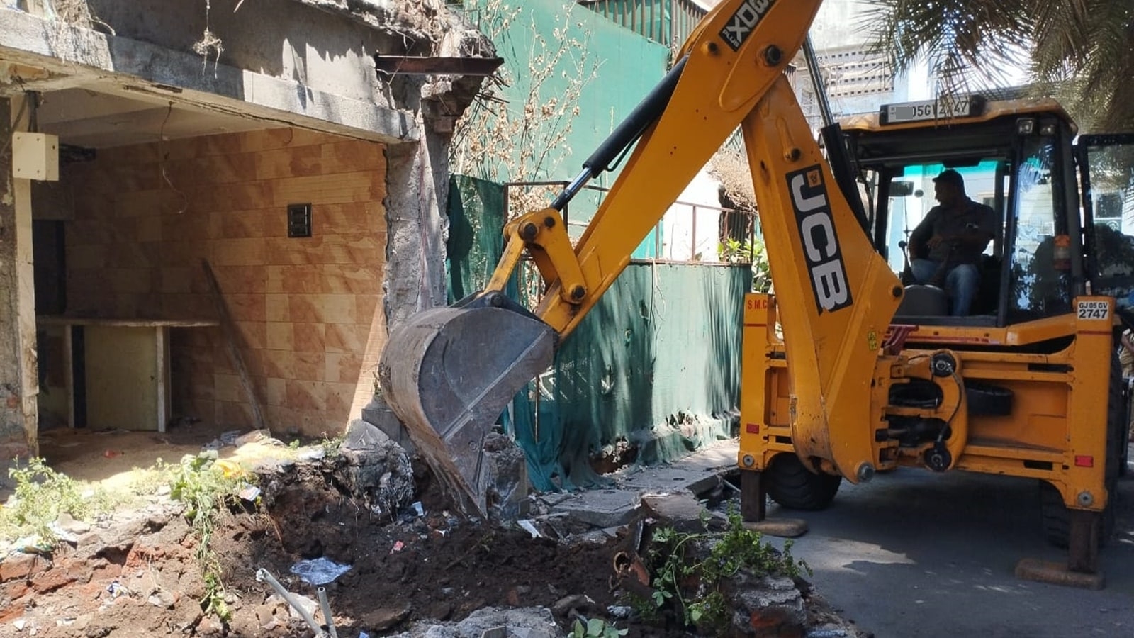 Orders status quo amid concerns over demolition