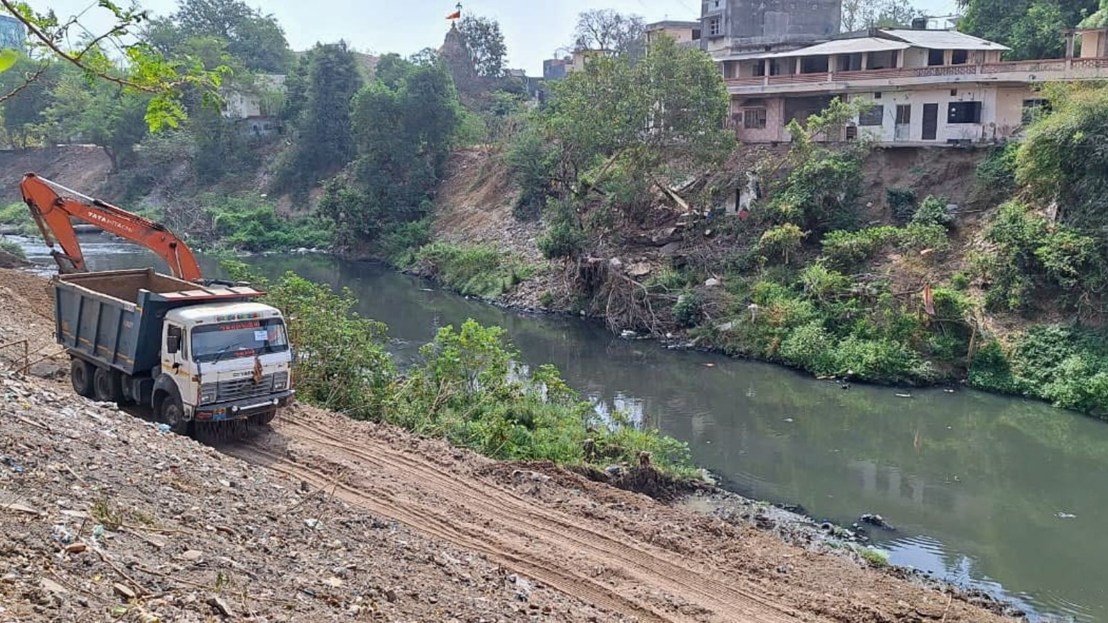 15.52 lakh cubic metres silt removed, Vadodara civic body to install coir nets on Vishwamitri banks to prevent erosion