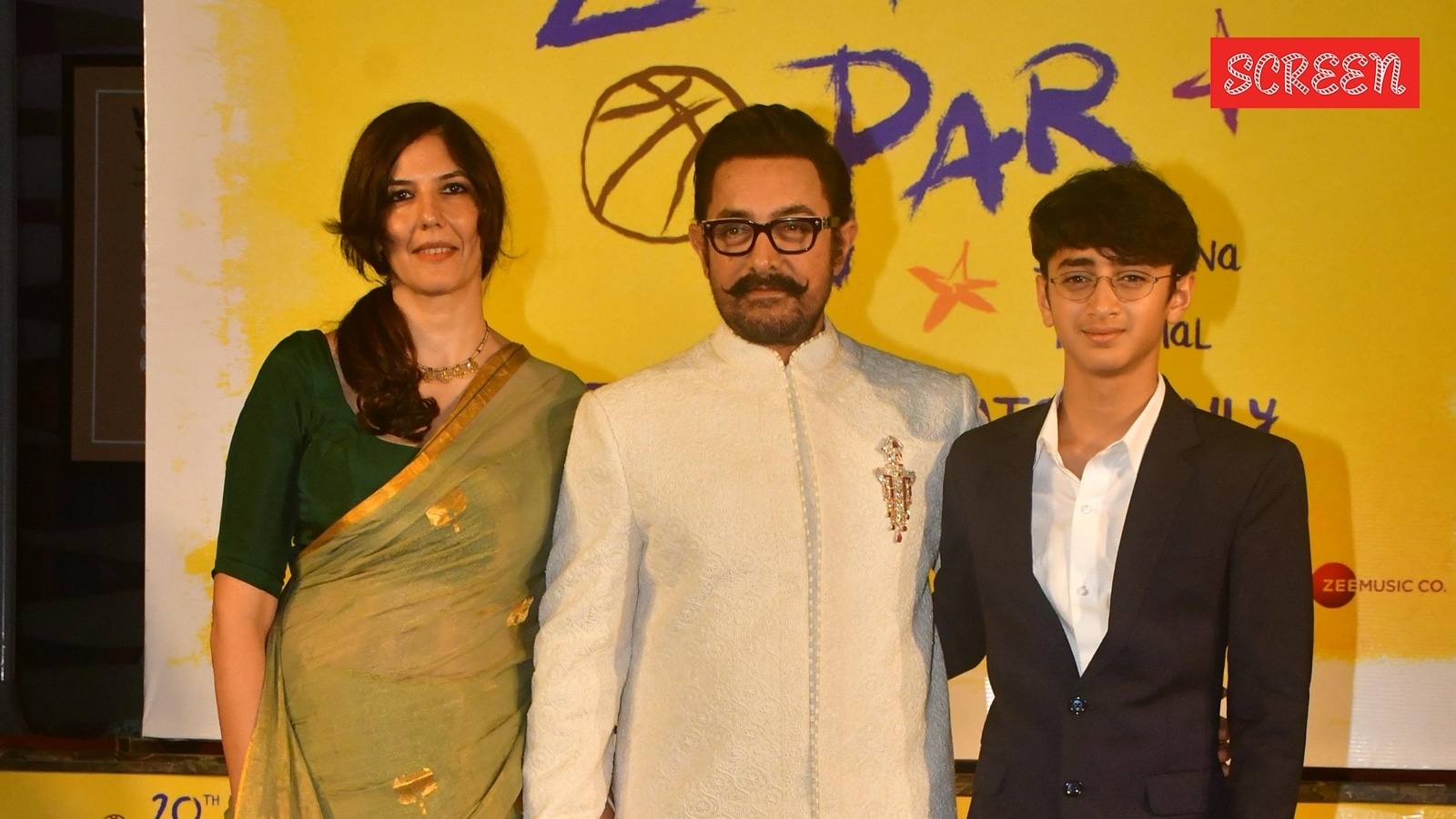 Aamir Khan and Gauri Spratt arrive hand in hand at Sitaare Zameea Par screening, watch video