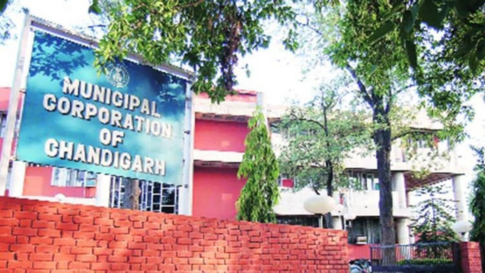 High drama, ruckus mars meet as AAP-BJP councillors clash over water crisis, terminated staff