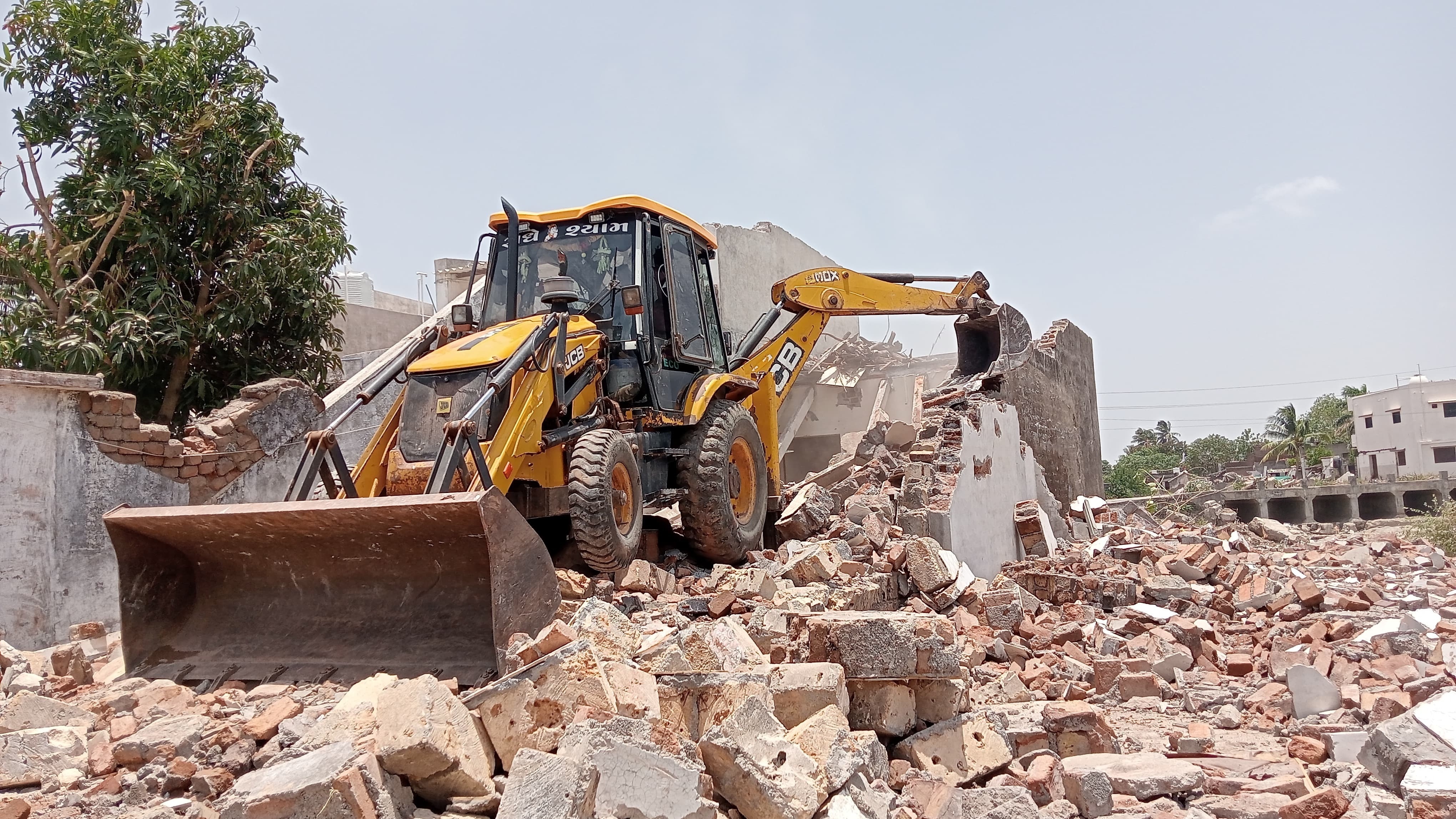 Gujarat: JMC drive underway, 331 structures to be demolished