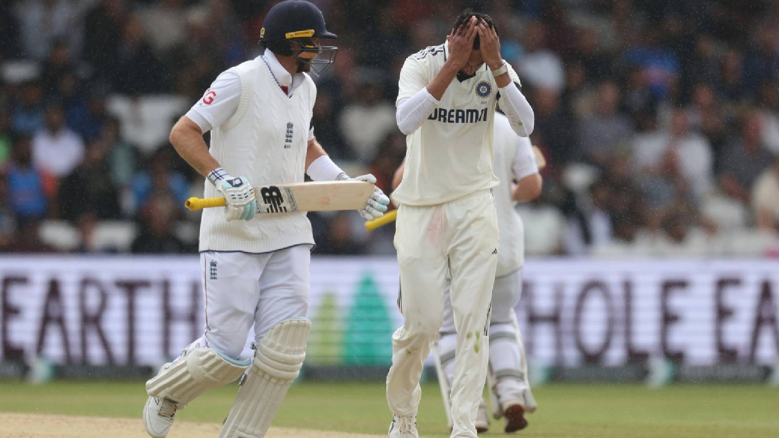 Headingley whodunit: Coloured coats, black line in stands, crowded stands and general sloppiness conspire dropped catches