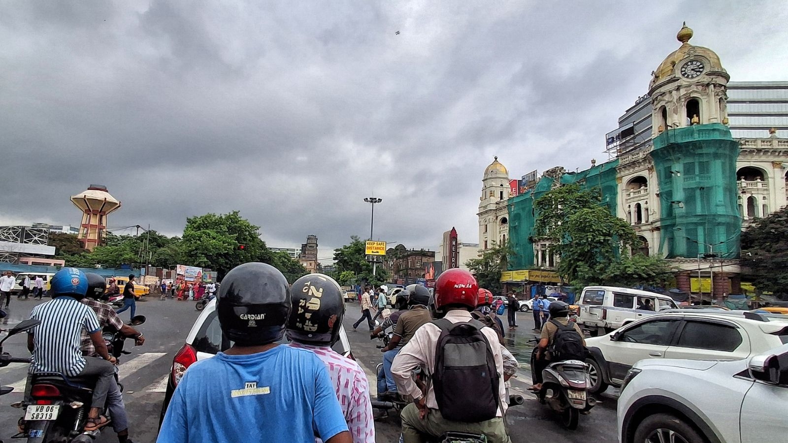 Monsoon intensifies in Bengal: IMD issues orange alert for Kolkata, adjoining districts