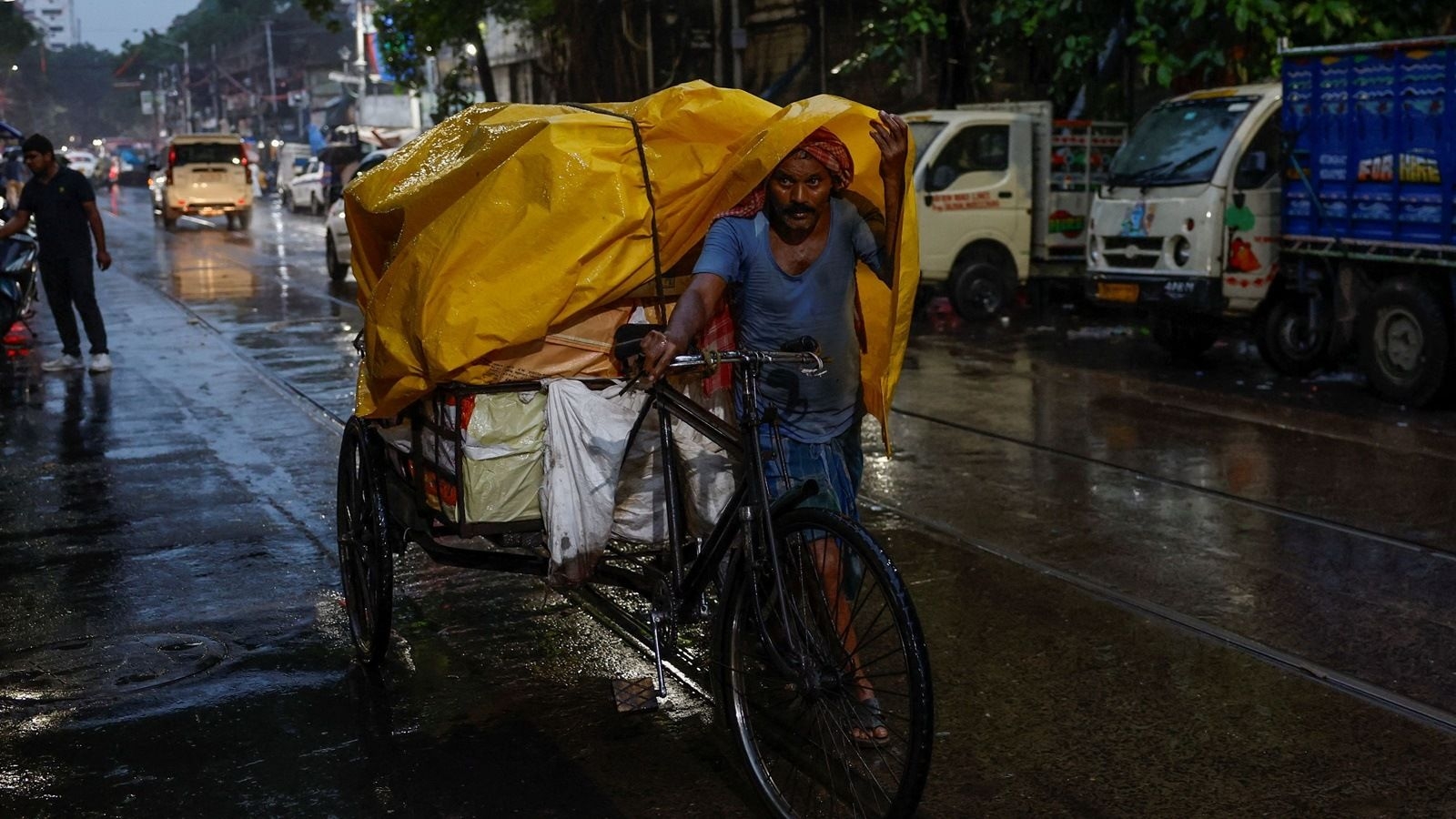 Heavy showers batter Kolkata; IMD issues yellow alert for several Bengal districts