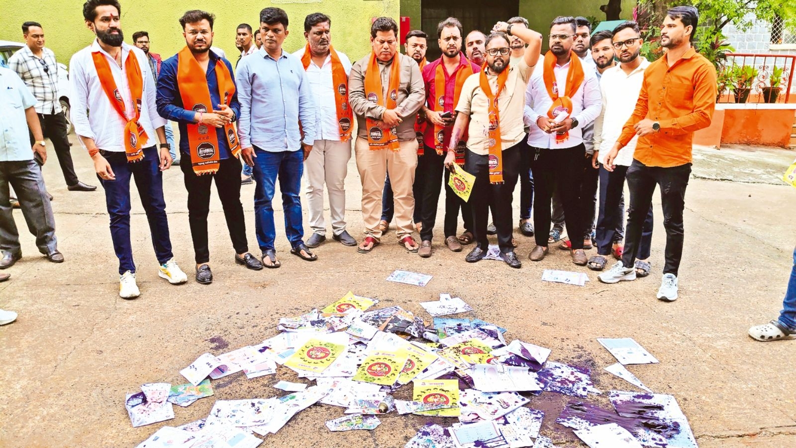 Three-language row: MNS defaces Hindi textbooks at Balbharti; Sena (UBT), AAP oppose policy