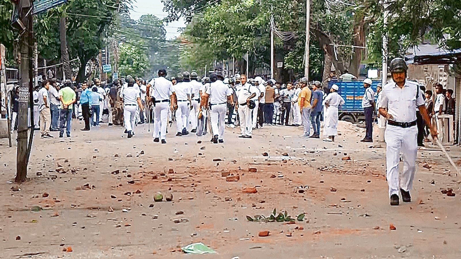 Clash between two groups in Kolkata outskirts leaves 5 cops injured