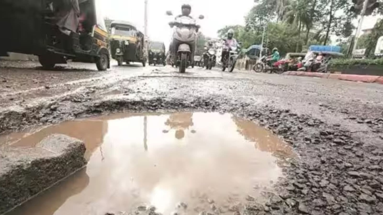 Mumbai: BMC appoints secondary engineers across 227 wards to inspect roads, fill potholes