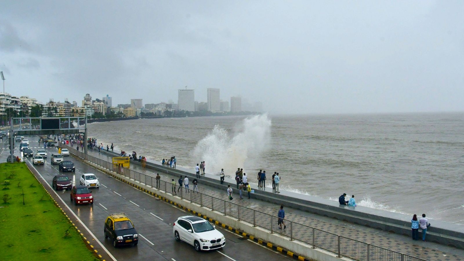 Mumbai Rains Today LIVE Updates: City braces for moderate to intense spell of rains in next 4 hours