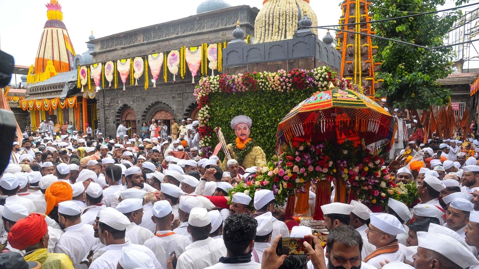 Sant Tukaram Maharaj palkhi arrives in Pimpri-Chinchwad to a warm welcome