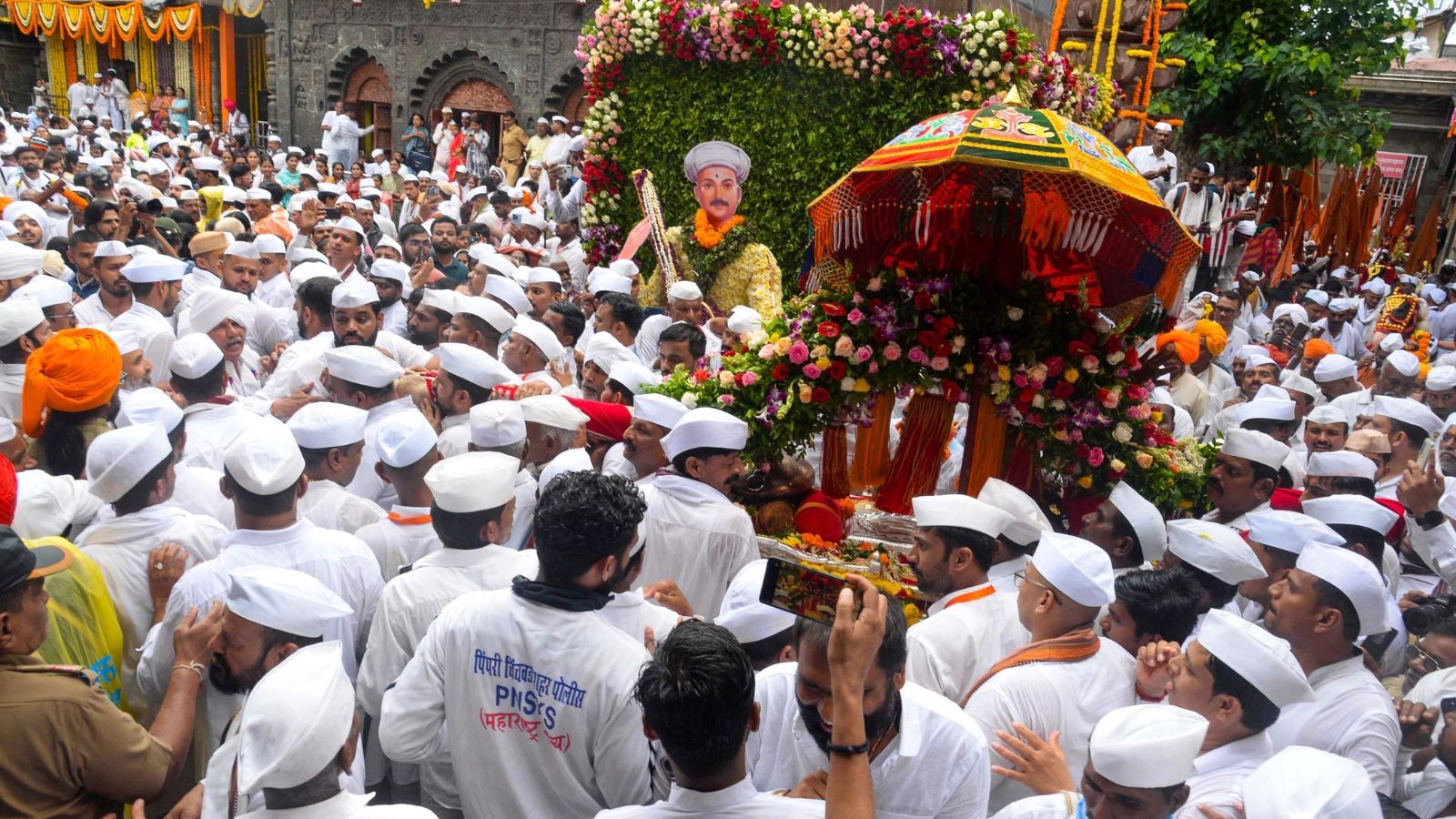 Wari palkhi procession begins amid heavy rain in Pune, irrigation department sounds warning about Indrayani river flooding