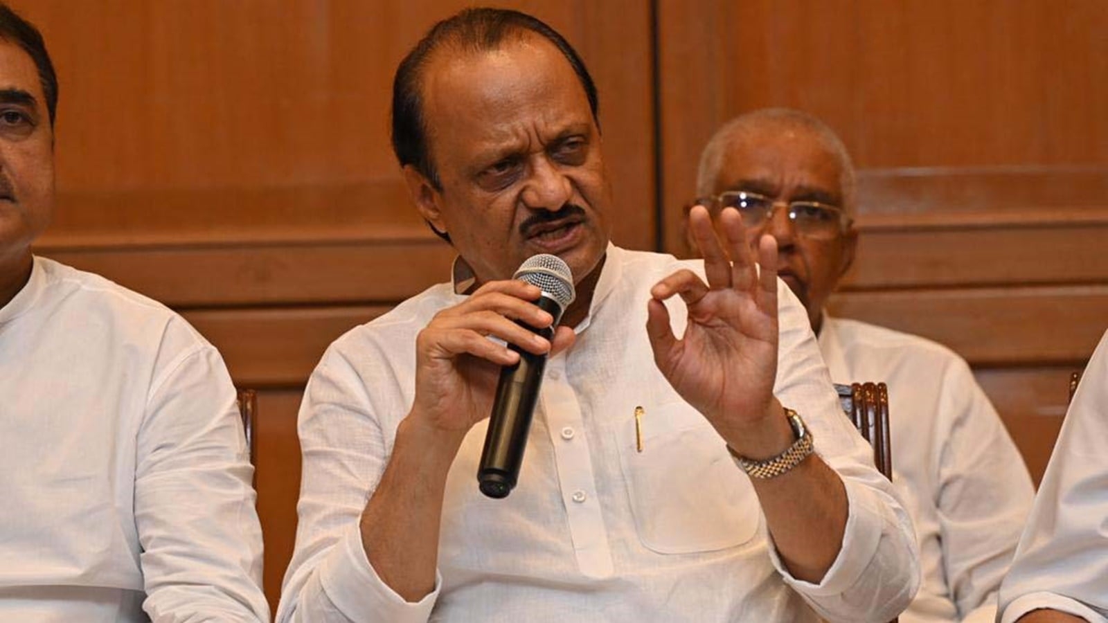 Protesters disrupt Dy CM Ajit Pawar's speech
