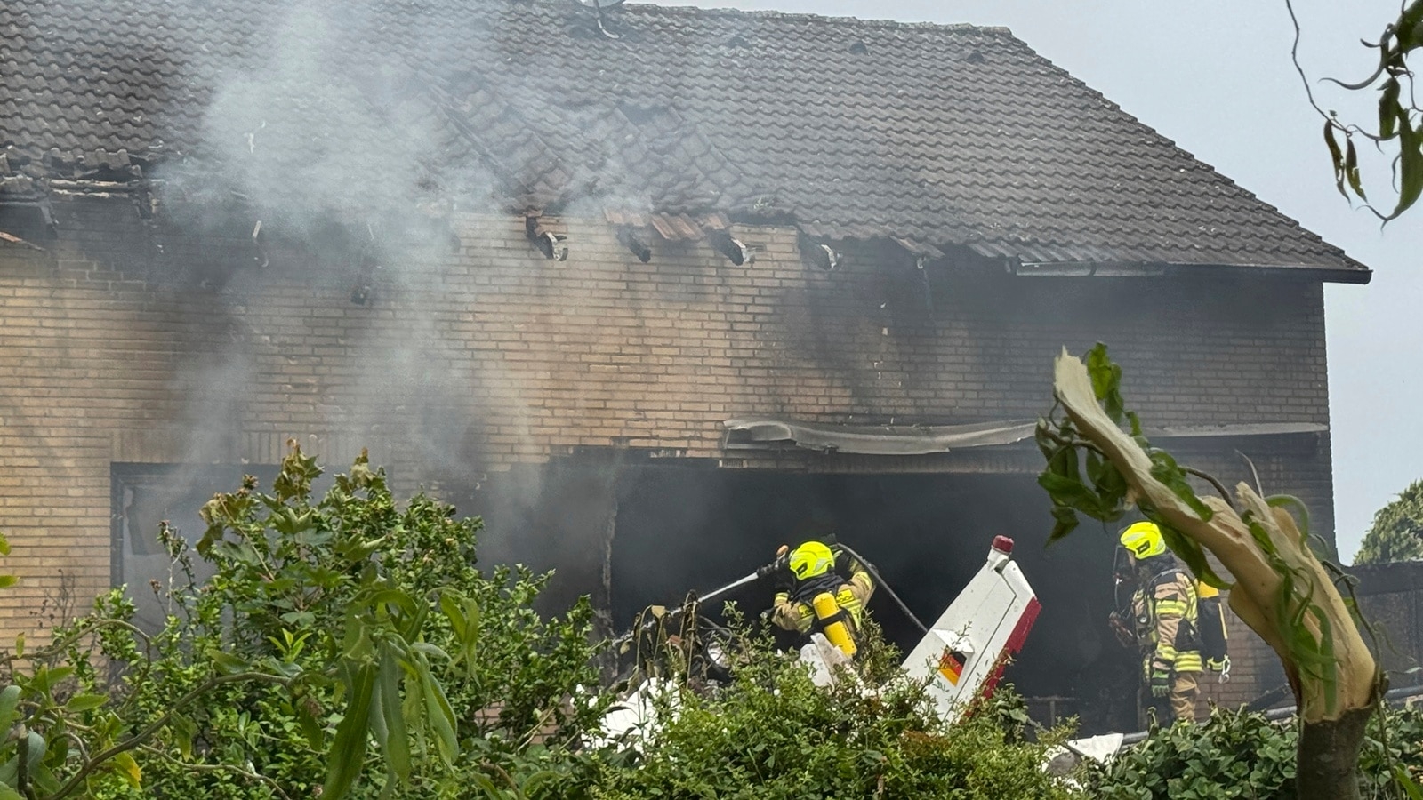 2 killed after small plane, flown by 71-year-old pilot, crashes into terrace of residential building in Germany
