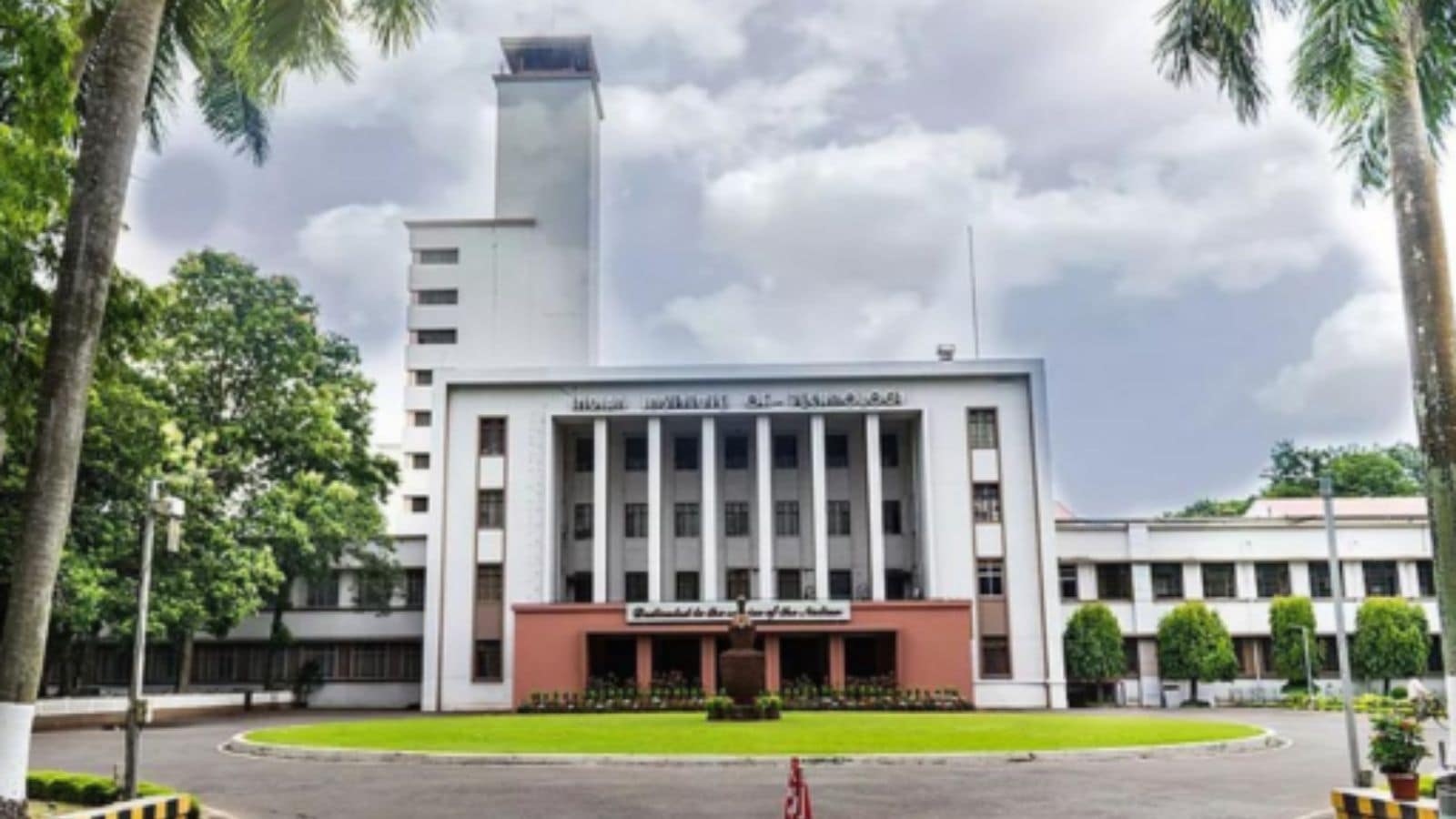 With highest package at Rs 2.14 crore, IIT Kharagpur sees 1,800 job offers this placement season so far