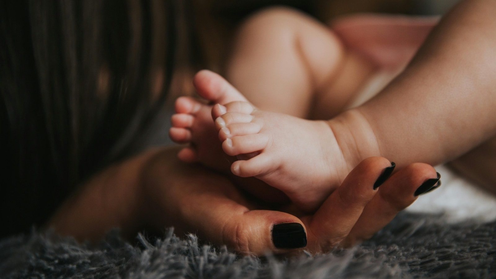 Is swaddling overheating your baby? Know how to avoid heat stroke in the newborn