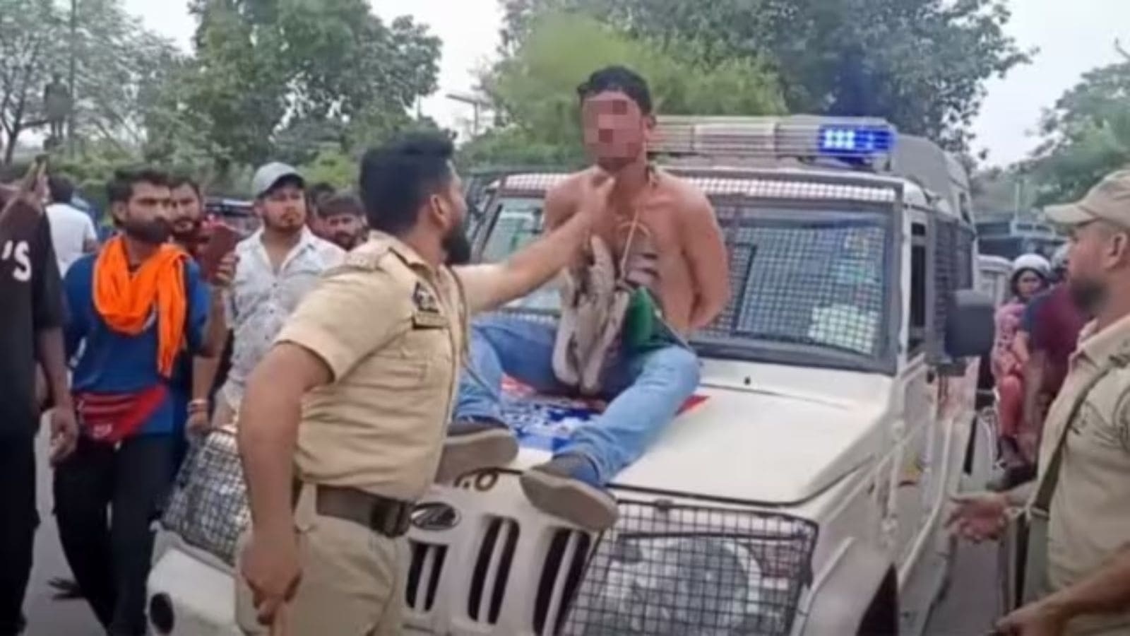 Suspected thief tied to police vehicle in Jammu, Mirwaiz asks: ‘Is this how Kashmiris will be treated in their own land?'