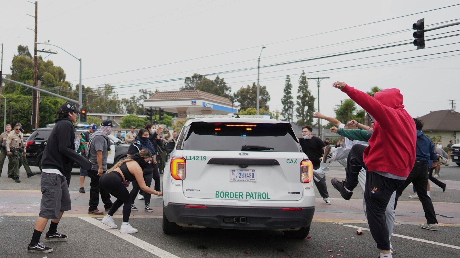 Clashes resume for second day in Los Angeles as immigration raids draw new protests
