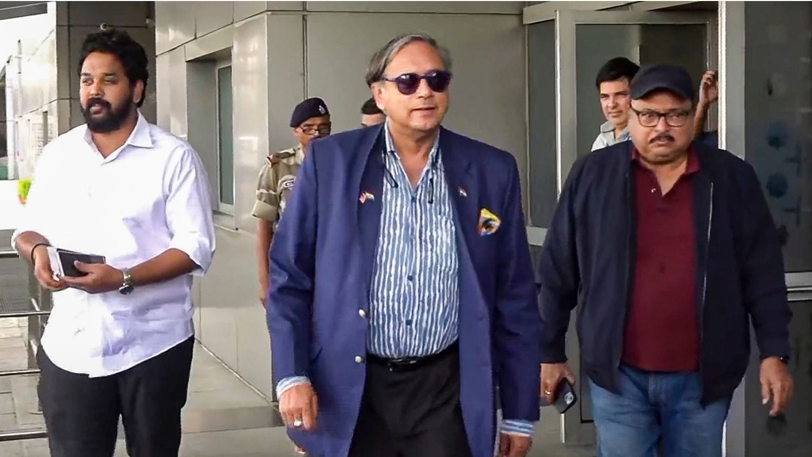 After Shashi Tharoor's ‘don't ask permission to fly' post, Congress MP warns of ‘predatory birds' on the hunt