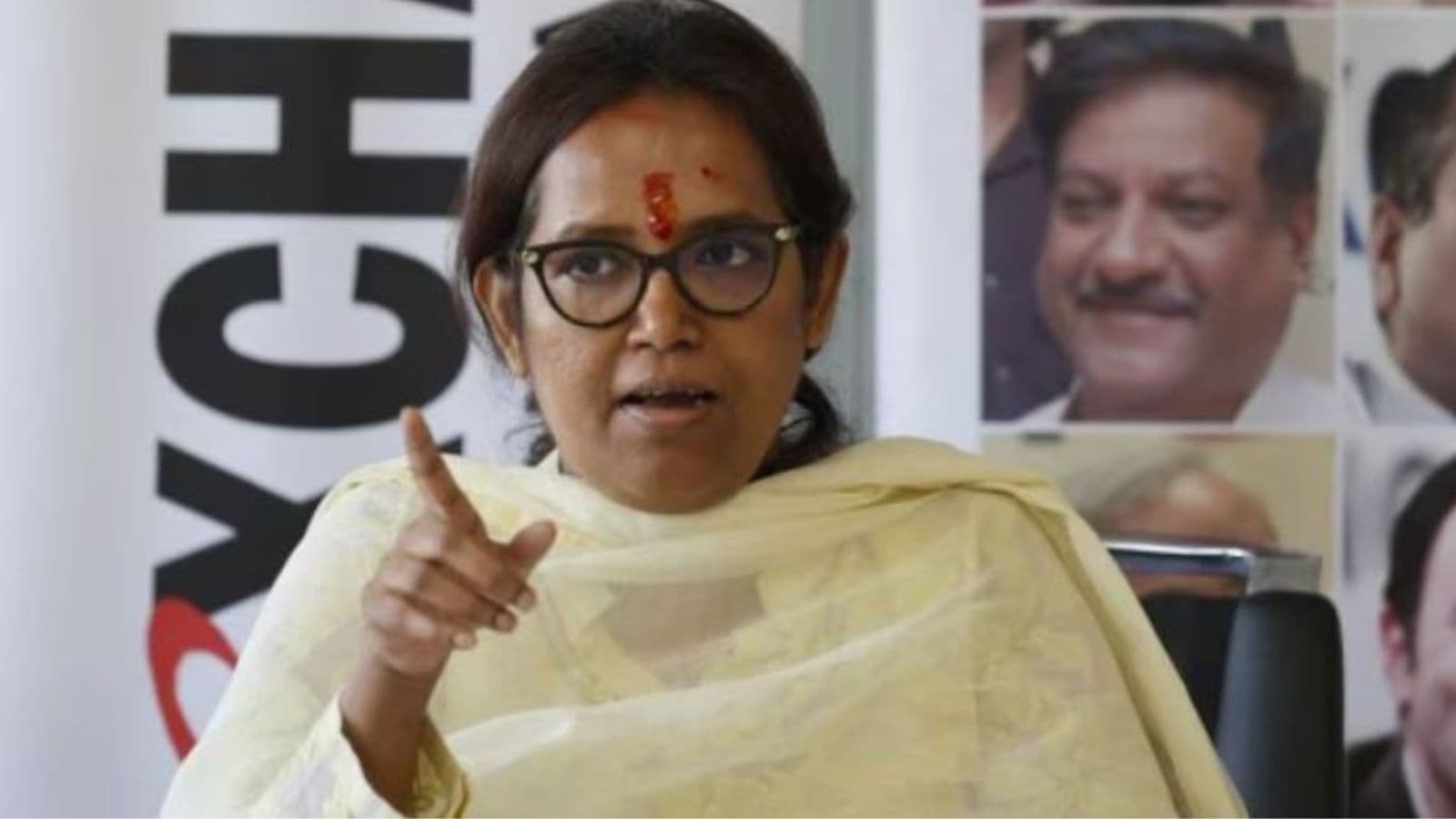 Dharavi Redevelopment Project: Dharavi MP Varsha Gaikwad, Opp leaders meet CM; seek masterplan rollback