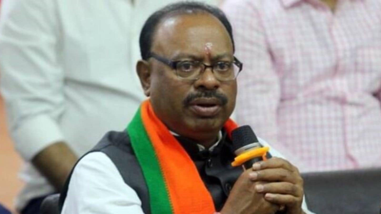Snake rescuers to get Rs 10 lakh insurance cover, Maharashtra Revenue Minister