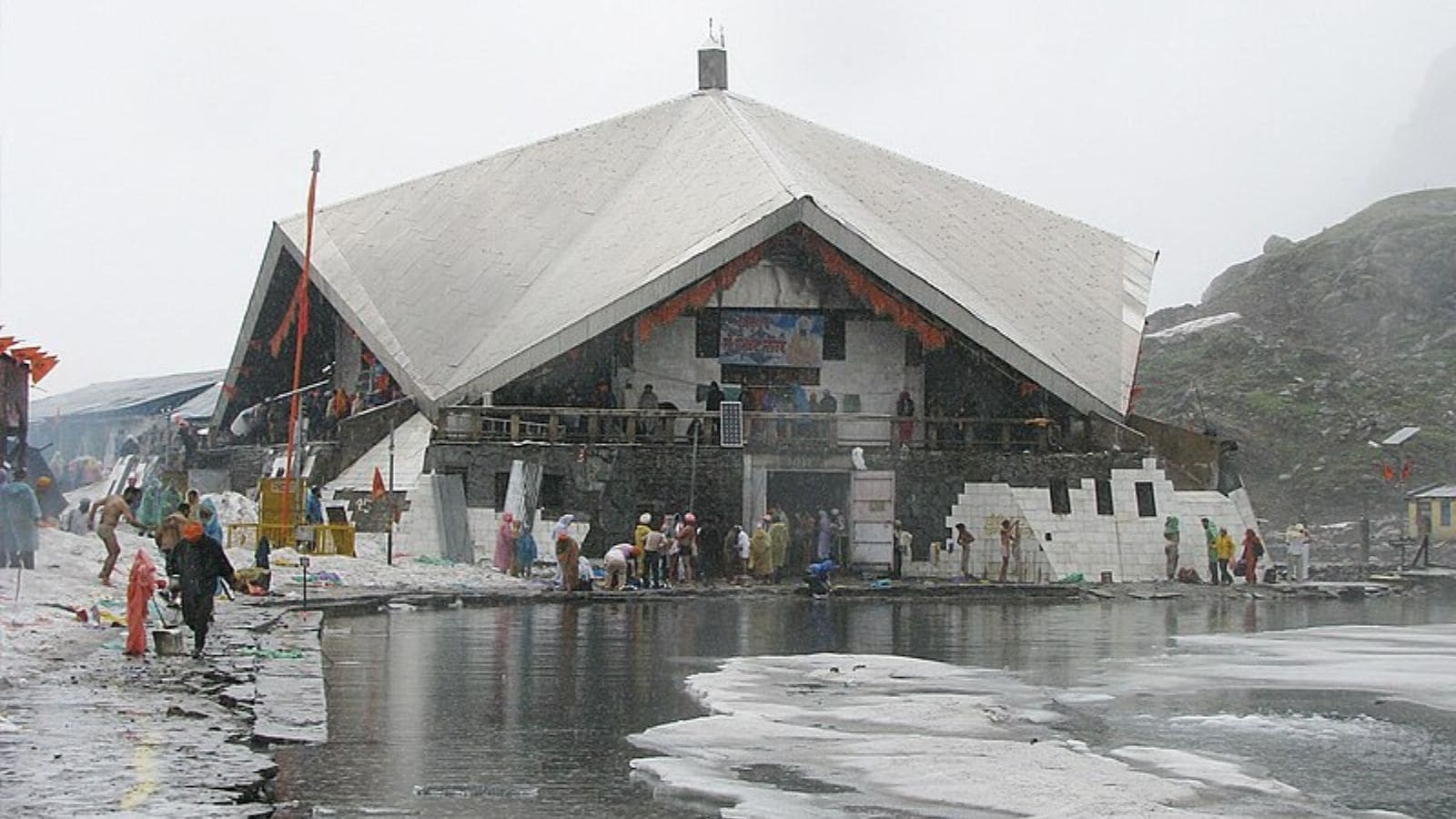 Sikh devotee dies after slipping into ditch near Hemkund Sahib in Uttarakhand