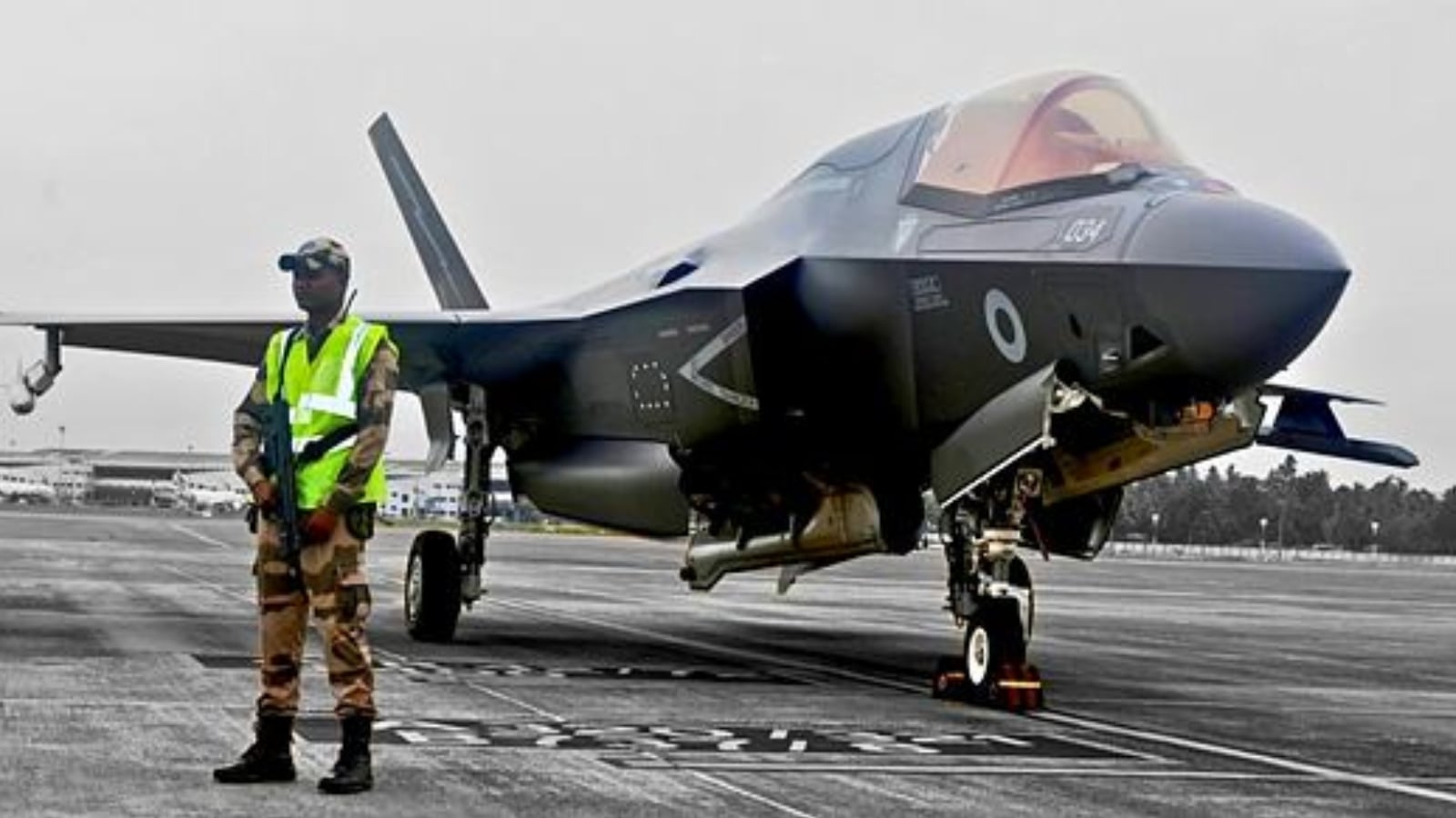 What's happening with the UK fighter jet stranded in Kerala