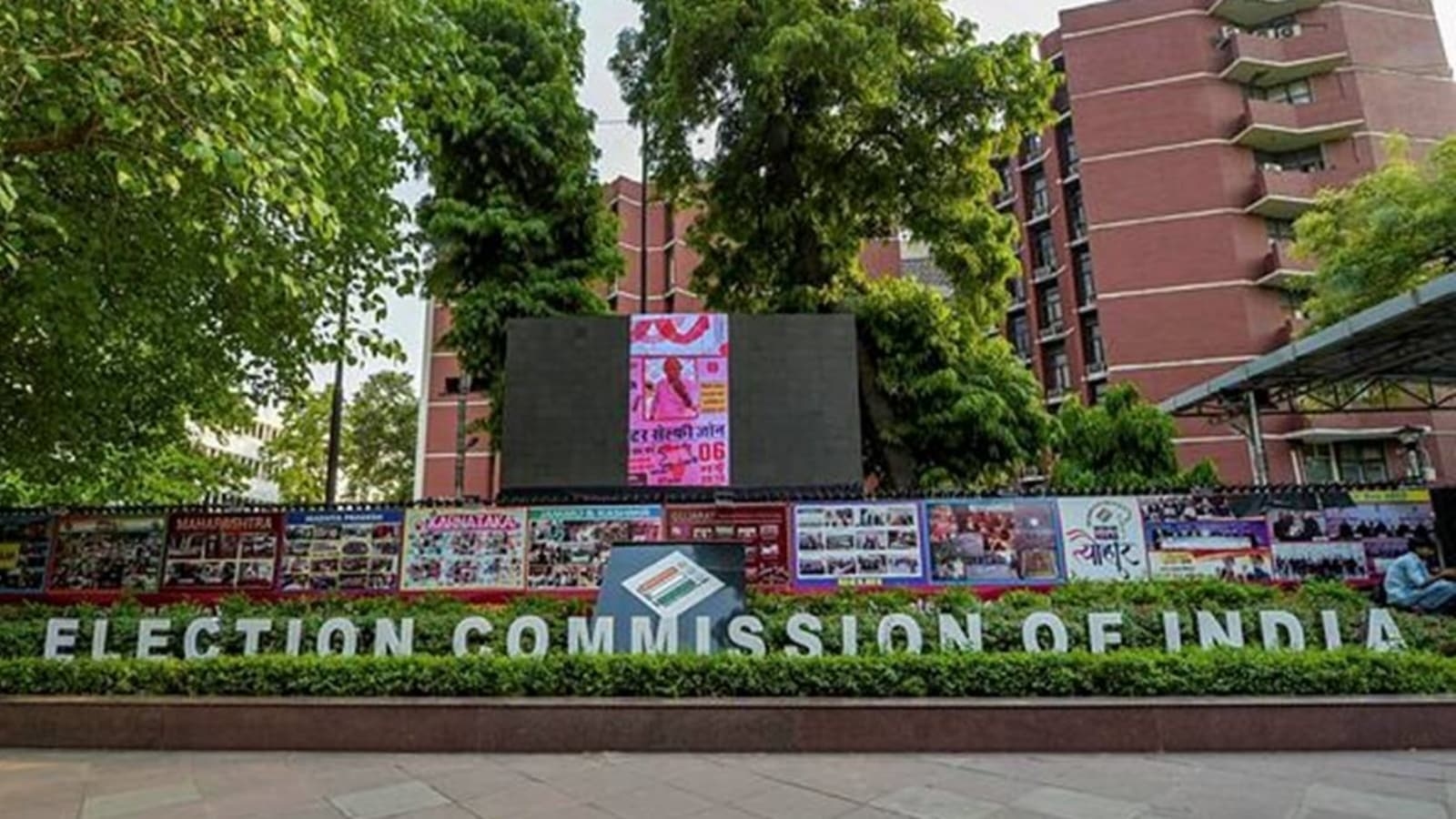 Shared with BLAs list of those who didn't submit forms for SIR draft roll, EC tells Supreme Court