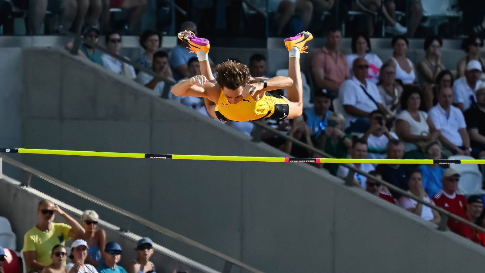 What explains Mondo Duplantis breaking the pole vault world record one centimetre at a time
