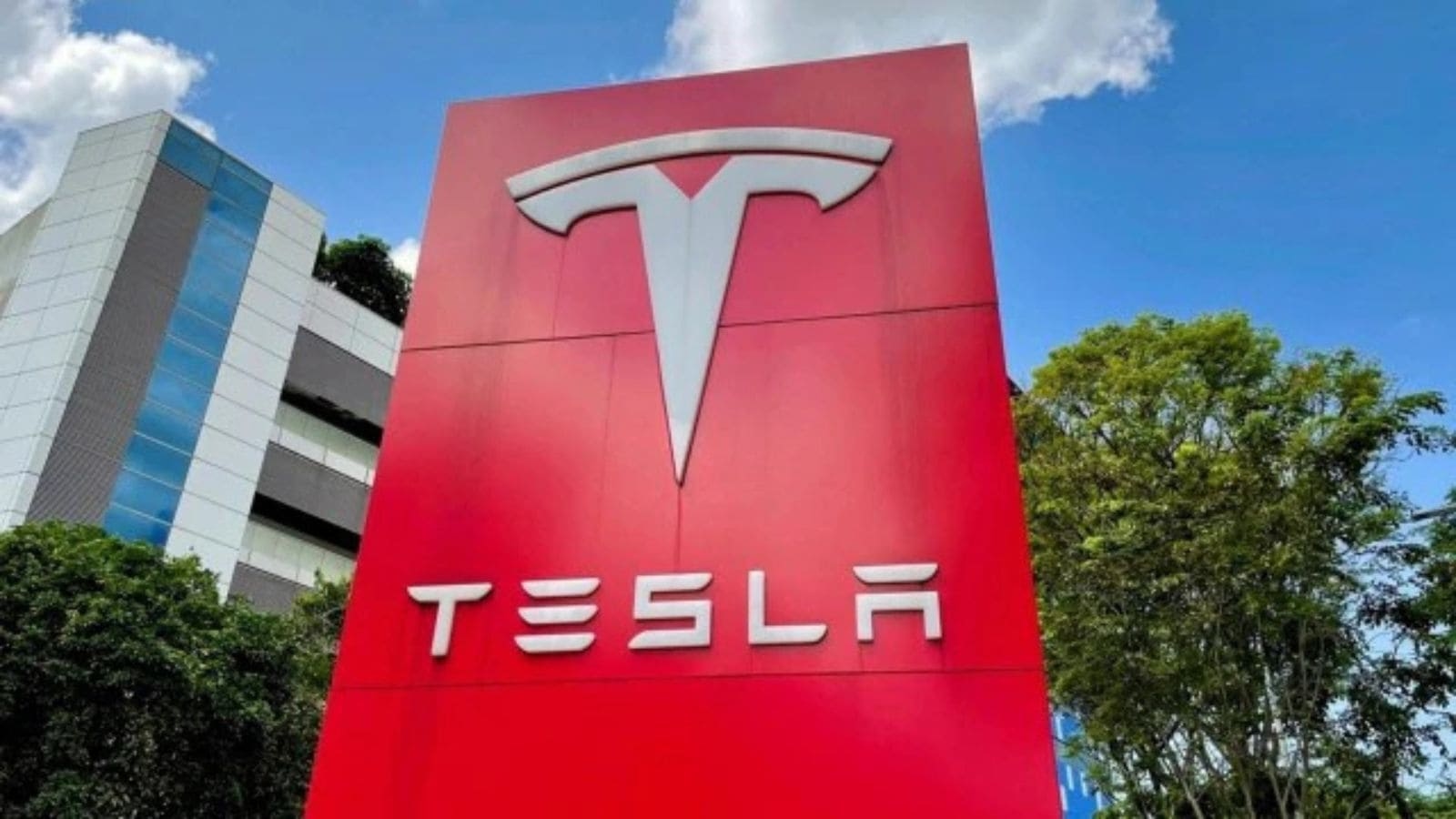 Jury orders Tesla to pay more than $240 million in Autopilot crash case