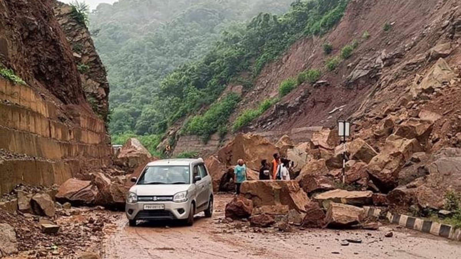 Heavy rain cripples Himachal's Mandi; over 300 roads, including 2 highways, blocked, schools closed