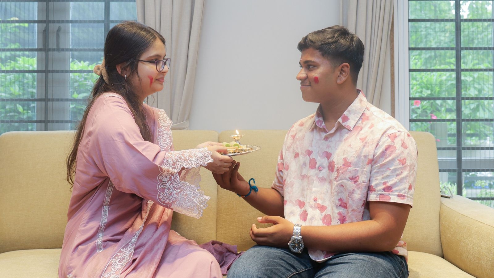 Months after transplantation gives her a new hand, Muslim teen from Mumbai ties Rakhi to brother of Hindu donor in Gujarat's Valsad