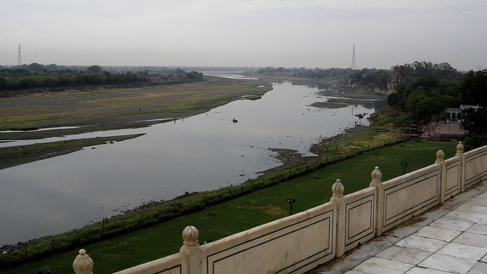 Yamuna nears warning threshold again