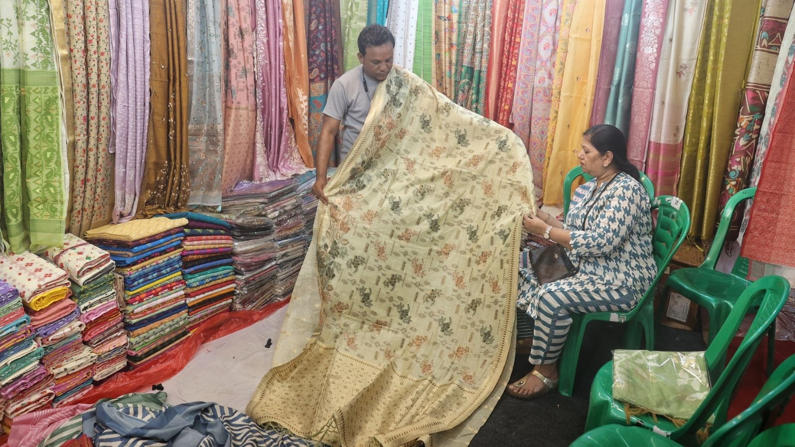 ‘Slight dip, not drastic': Amid diplomatic tensions, Bangladesh traders continue to find buyers in Kolkata
