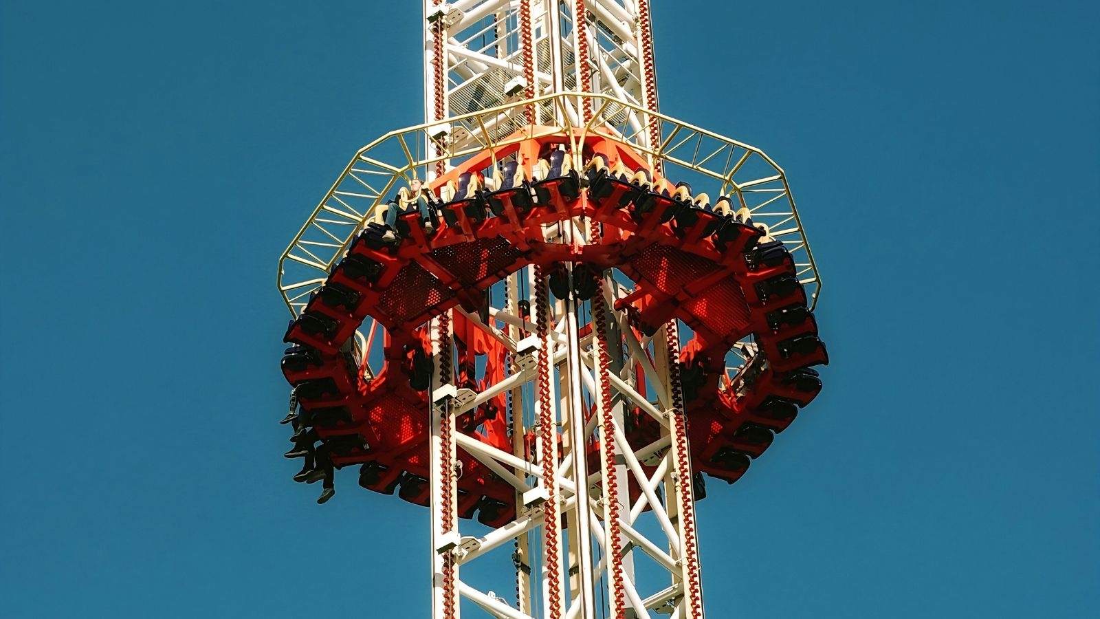 5 injured after high-rise spinning ride crashes at temple fair in Gujarat's Navsari
