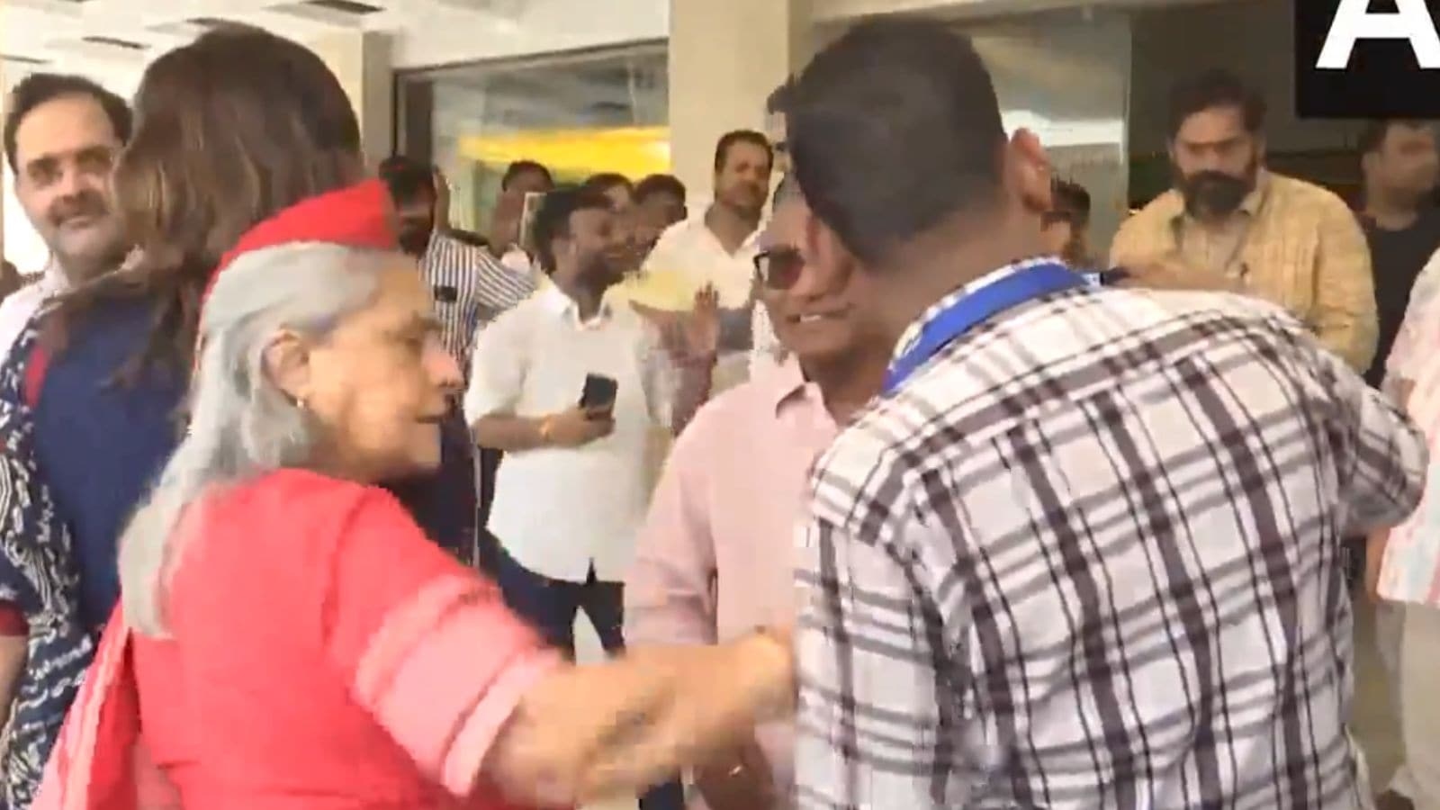 Jaya Bachchan snaps at man taking selfie; Kangana Ranaut hits back with an Amitabh jibe