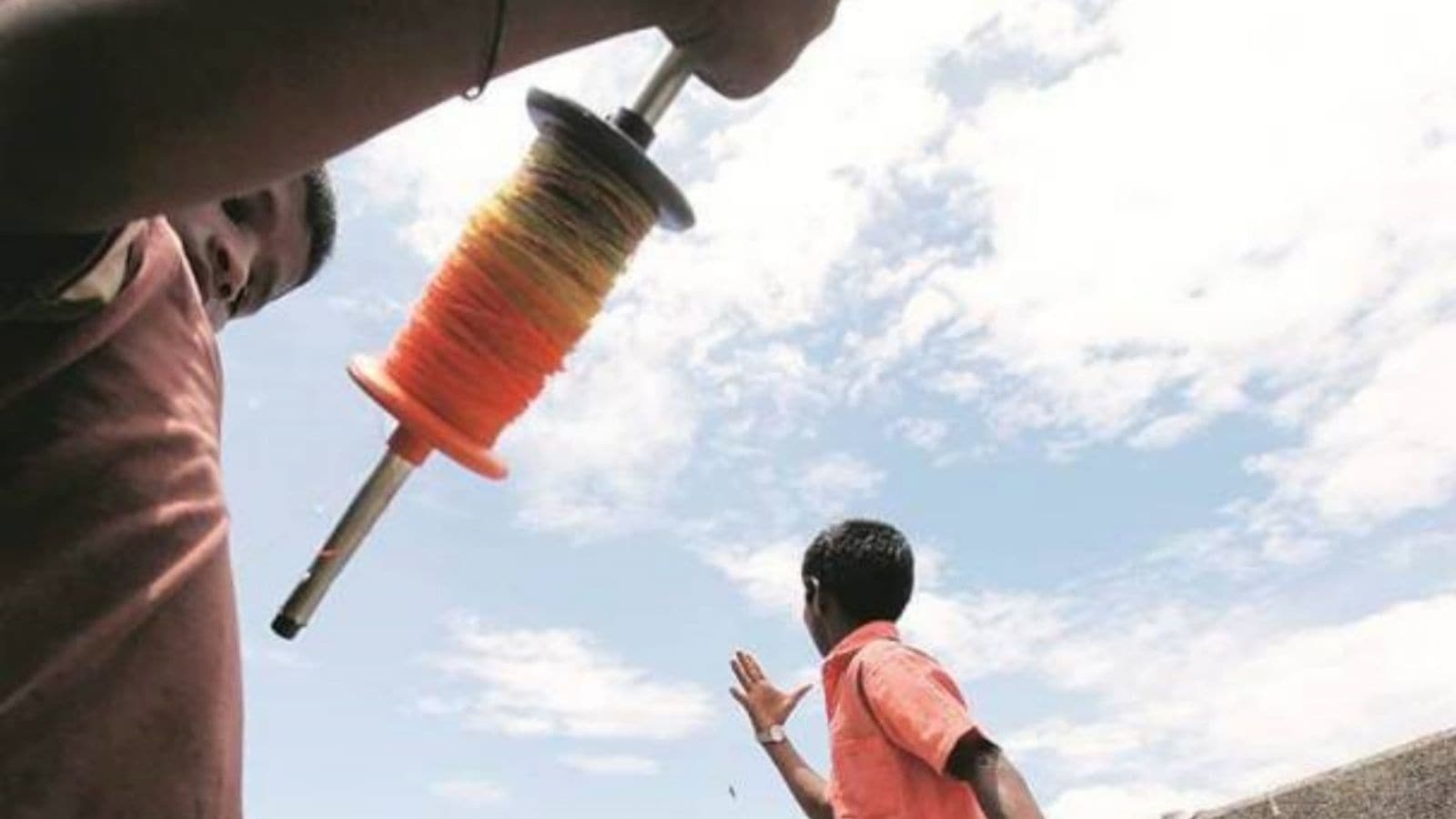 Kite string slits neck of man on flyover near Tughlakabad in Delhi, condition critical