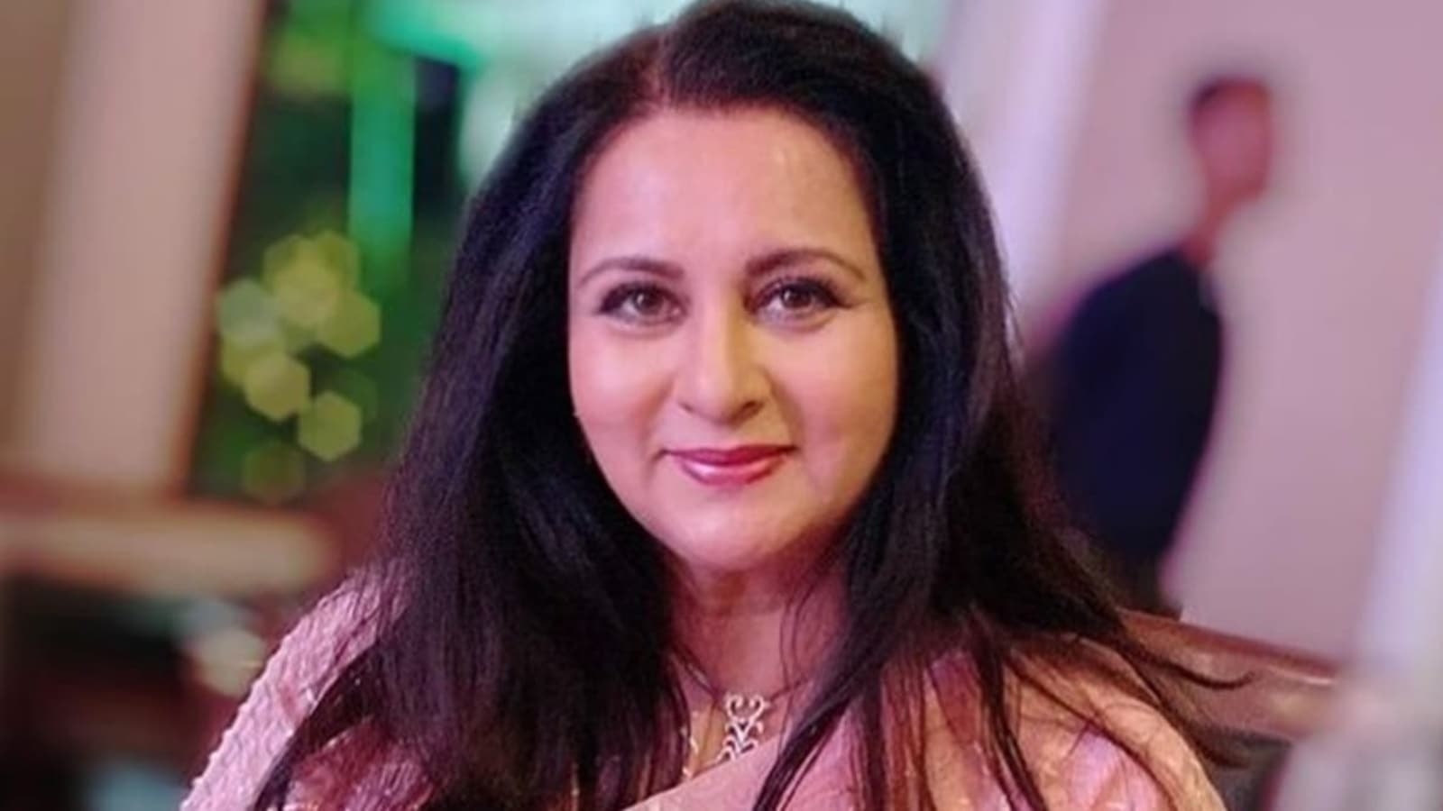 Poonam Dhillon tries out friend's home remedy for soft, glowing skin: ‘Sabki khoobsurti ka koi na koi raaz hota hai…'